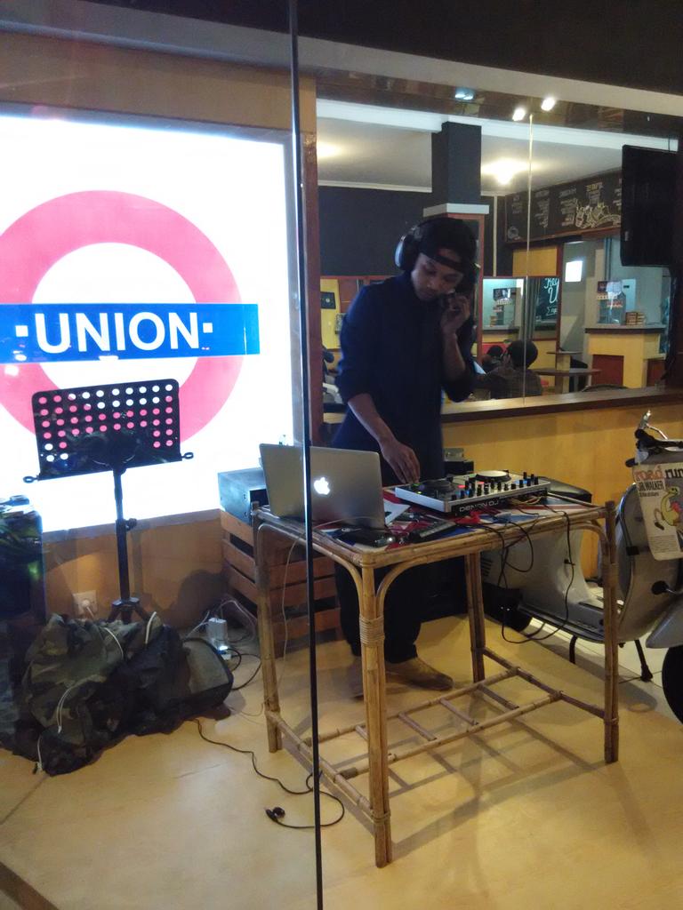 Still rollin with <a href="/MasNerr/">Rendra Maramis</a> only on <a href="/kedaiunion_lpg/">Kedai Union</a> #fridayiminloop