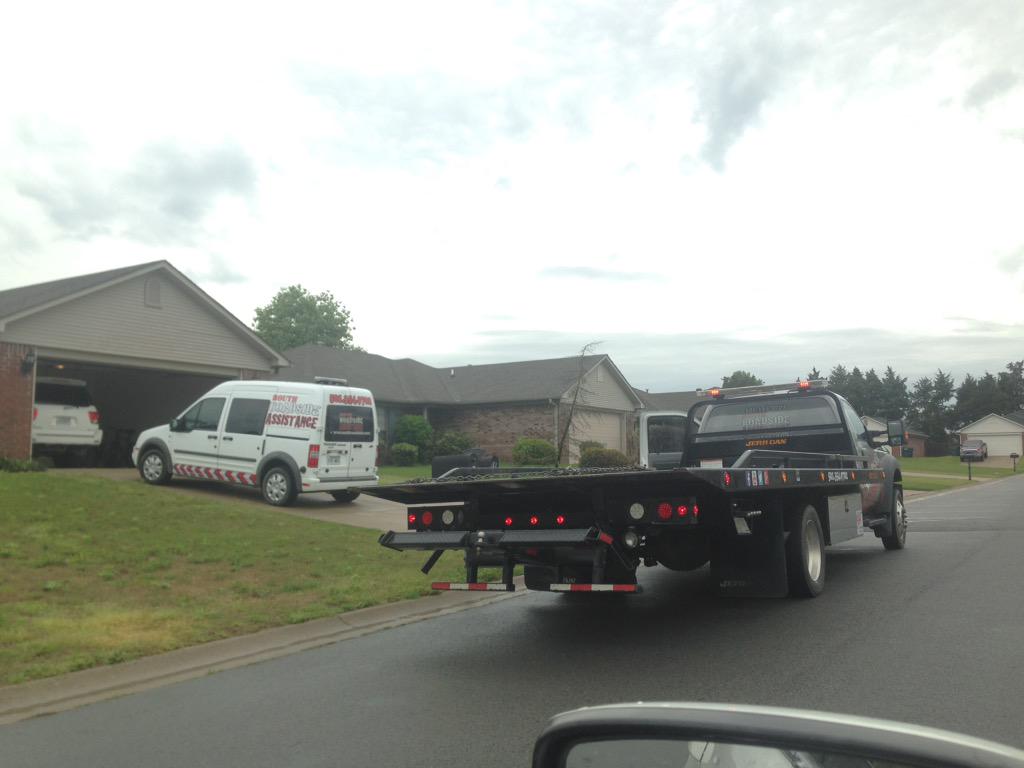 Lea_Lue's tweet photo. Lauren locked the keys in the car and is making a huge scene lulz http://t.co/kfrJaCsCpE