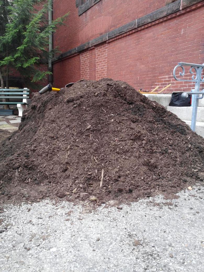 FiredUpKatrina's tweet photo. Beautifying our school today. Starting with our mulch pile! @CityYearNH #makebetterhappen #GYSD http://t.co/GiNfvdNF9i