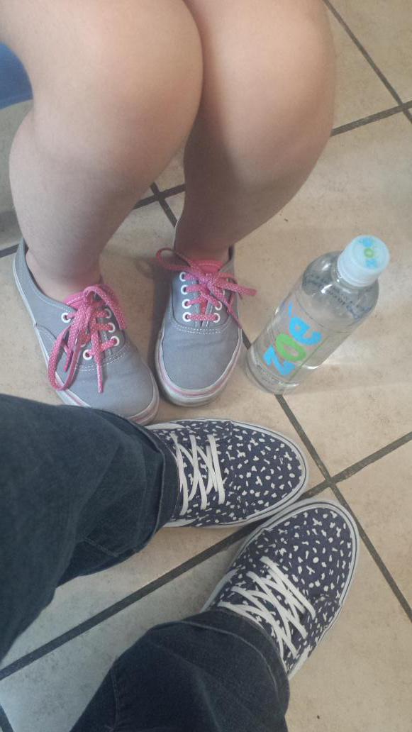 gabystommel's tweet photo. Hoy es #viernesconvdevans y @zoe_water mamá y zoé @vans_mx http://t.co/OpvYNMBl77