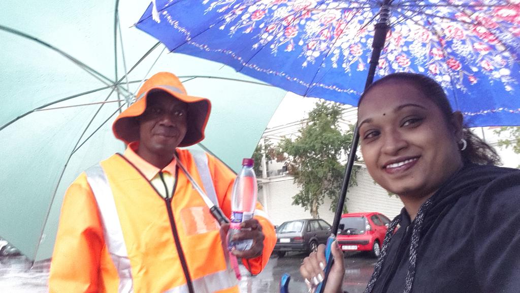 denise_tf's tweet photo. @BrentLindeque #ActsOfCoolness @aQuelle carguard Tyty at world wear shopping centre in the rain, Awesome service http://t.co/EtInlSCtAK