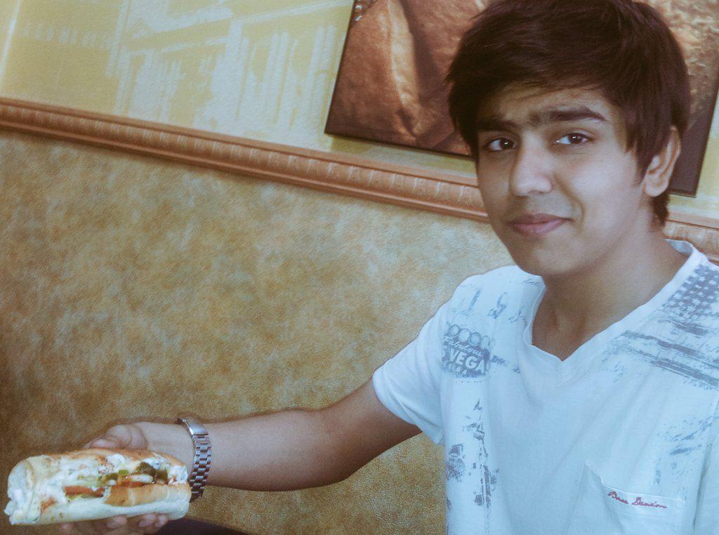 jay9verma's tweet photo. Definately dont like the #sandwhich 
 :p http://t.co/M4pAtFrR7I