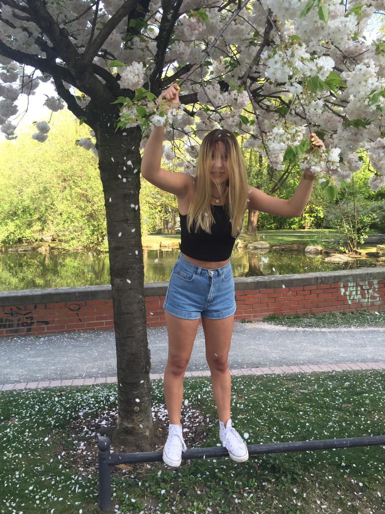dagibee's tweet photo. Struggle of taking nice summer pictures .. 🌸 http://t.co/Kvf7Jn7J7c