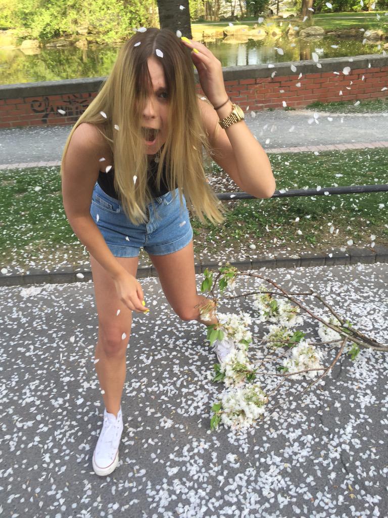 dagibee's tweet photo. Struggle of taking nice summer pictures .. 🌸 http://t.co/Kvf7Jn7J7c