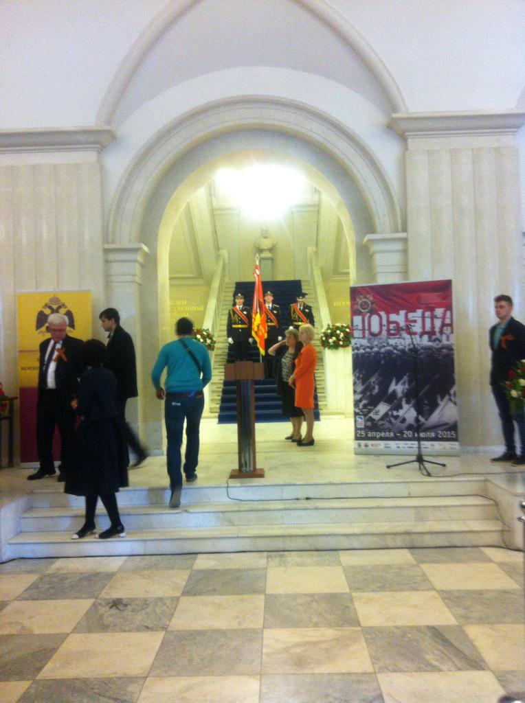 gl9mayru's tweet photo. #ВолонтерСО раздали ленточки на открытии выставки "Победа" на территории выставочного комплекса ГИМ #ГЛ2015 #Победа70 http://t.co/amApz7y2qg