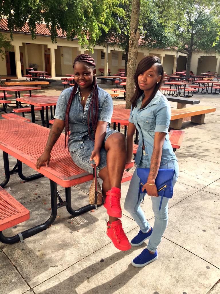 __QueenMinaj's tweet image. Gradbash #2k15 #2Of4 😘🔥💙