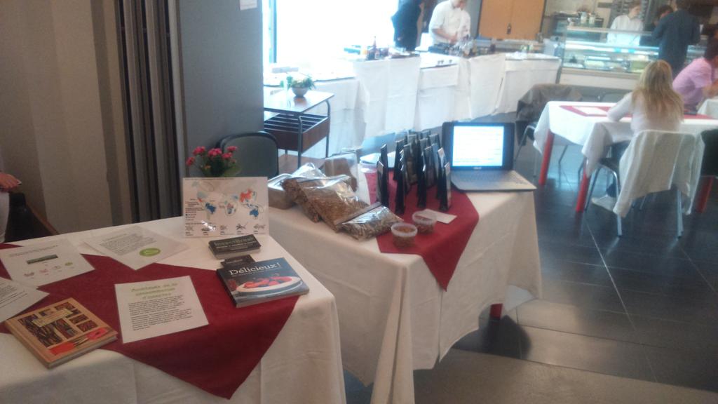 InsectBreak's tweet photo. Stand de @InsectBreak à la journée porte ouverte de l'IPAM à Nivelles !! 
Plein d'aventuriers ! http://t.co/Js2xyQdj70