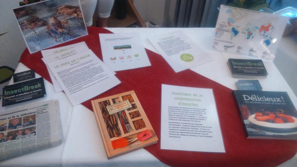 InsectBreak's tweet photo. Stand de @InsectBreak à la journée porte ouverte de l'IPAM à Nivelles !! 
Plein d'aventuriers ! http://t.co/Js2xyQdj70