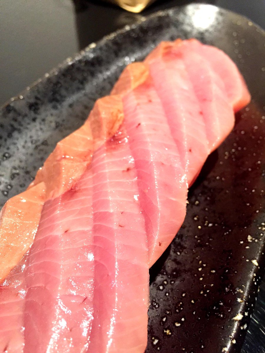 ট ইট র 執事の館 準備委員会 お待たせ致しました 三重県大紀町の鰤 ぶり のお刺身でございます たまり醤油にチョンとつけて口に含むと あの漁港で振る舞われた そのままの味 生きていることの幸せを 文字通り噛みしめる瞬間 脂の乗った鰤の身が