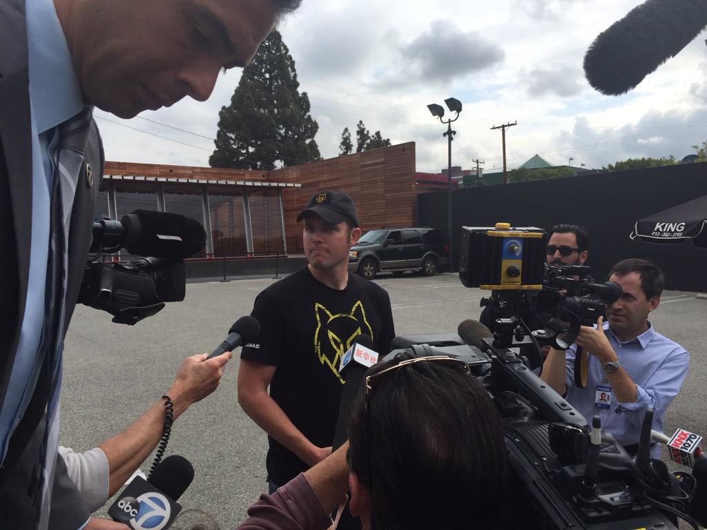 CharlesRyderPic's tweet image. @RichardRyan got the first Apple Watch at #maxfields