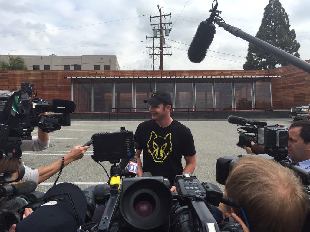 CharlesRyderPic's tweet image. @RichardRyan got the first Apple Watch at #maxfields