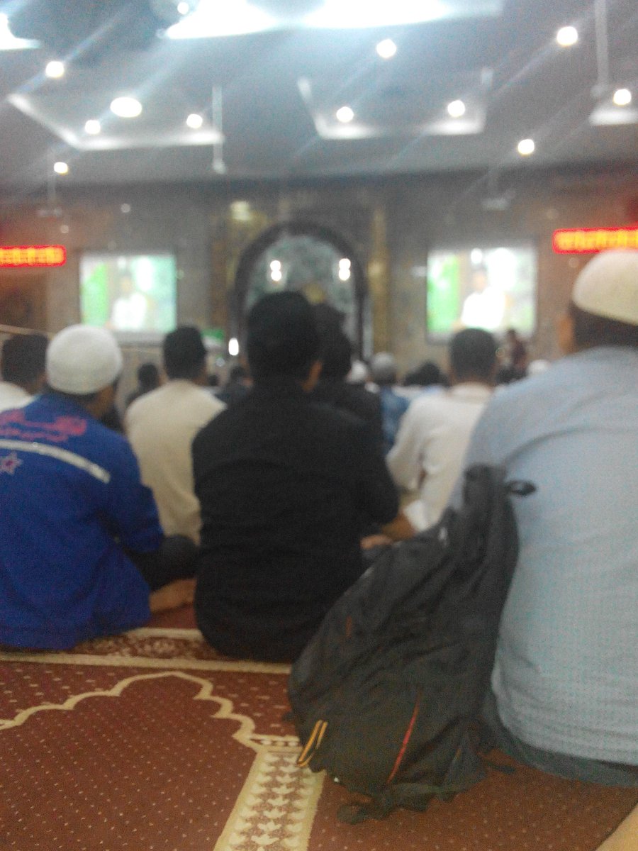 riskyyuliandra's tweet photo. Tdnya pengen nyolek ust @Yusuf_Mansur tp kayanya lg serius amat dengerin kajian ust shamsi ali http://t.co/QzbfH0msQ0