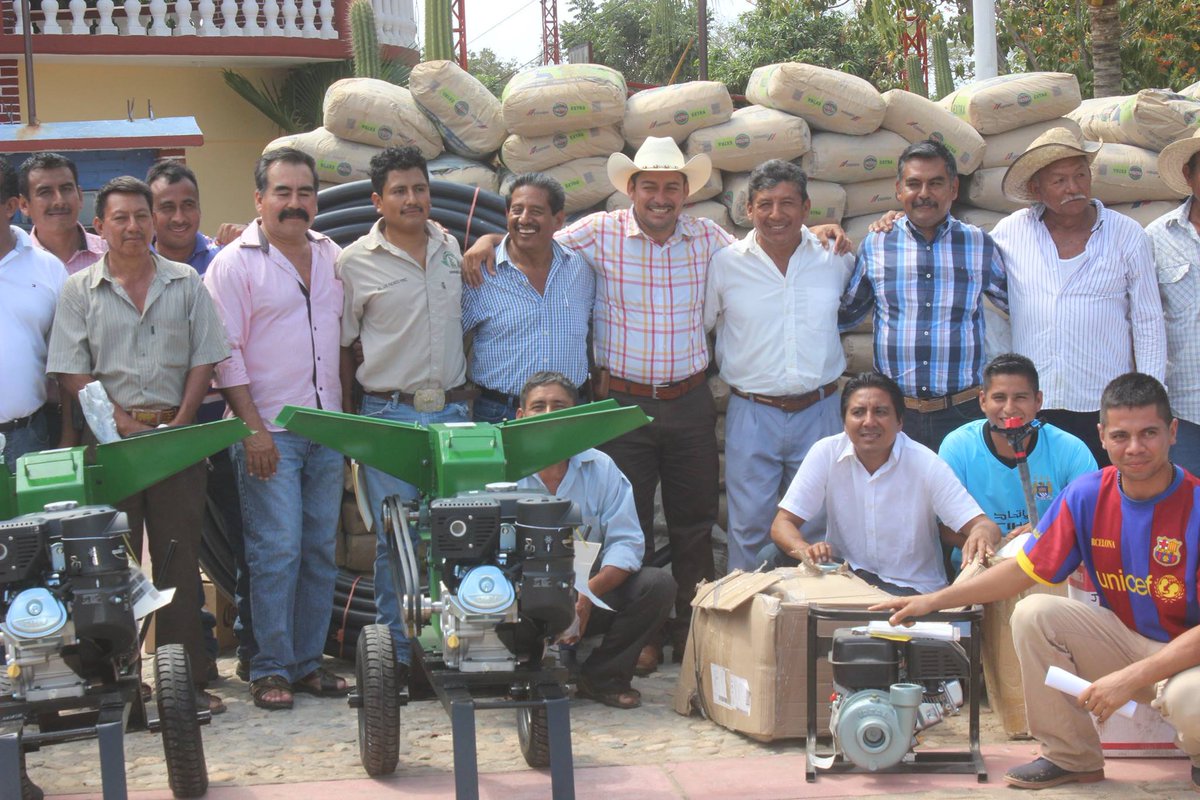 SColotepec's tweet photo. "Carmelo Cruz le apuesta al campo" @SAGARPA_mx #ColotepecAvanza #TwitterOax http://t.co/obXyWNx0pp
