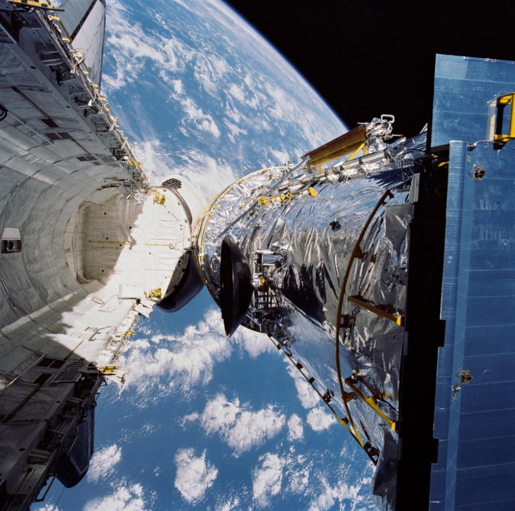 #FF to <a href="/NASA_Hubble/">NASA Hubble</a>, launched 25 years old today. Here's Hubble deployed in 1990: nasa.gov/image-feature/… #Hubble25