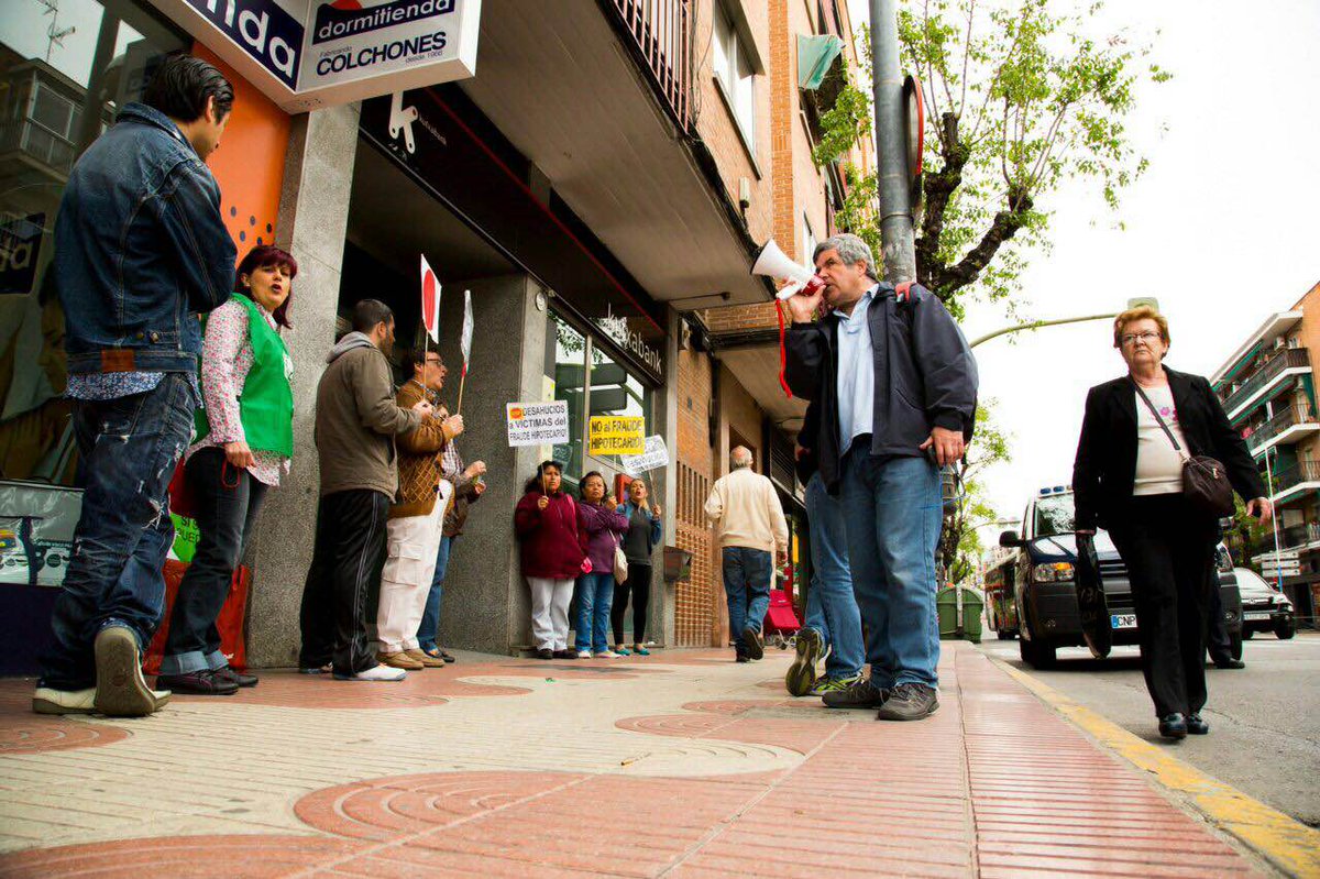 PAHAlcoSanse's tweet photo. Resulta que @Kutxabank quiere desahuciar a 2 familias con menores
La info y+fotos en http://t.co/v5dDJvUHUz http://t.co/EyKXGhI7qd