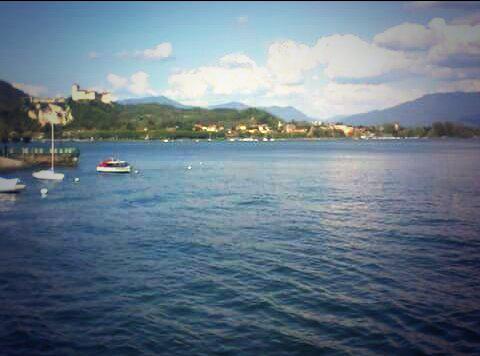 IsaMerli's tweet photo. #finalmente è arrivato il #Weekend #WEEKENDquality ...Buon venerdí a tutti!! Una foto del mio lago :) http://t.co/GRKt6ytUNt
