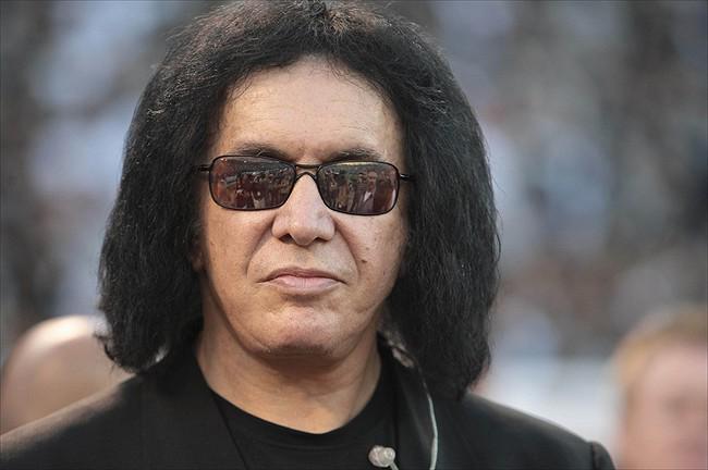 anecdotariorock's tweet photo. En otro orden de cosas, ¿cuándo pensará Gene Simmons jubilar el animal muerto que lleva encima de la cabeza? http://t.co/x8Mu5Z8VxJ