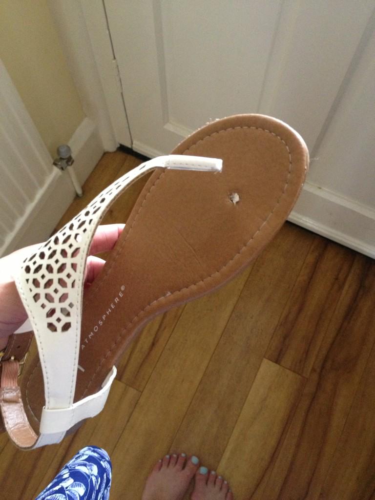 CearaB007's tweet photo. Stupid flip flop snapped while walking home from town π #primarkletmedown #bruisedtoe #wornthemtwice http://t.co/wO1OMSplYs