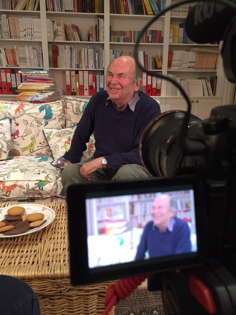 LotsofCharity's tweet image. Tea and biscuits with #GreatBritons Dinner guest @QuentinBlakeHQ on our #LotsOfQuestions shoot today!