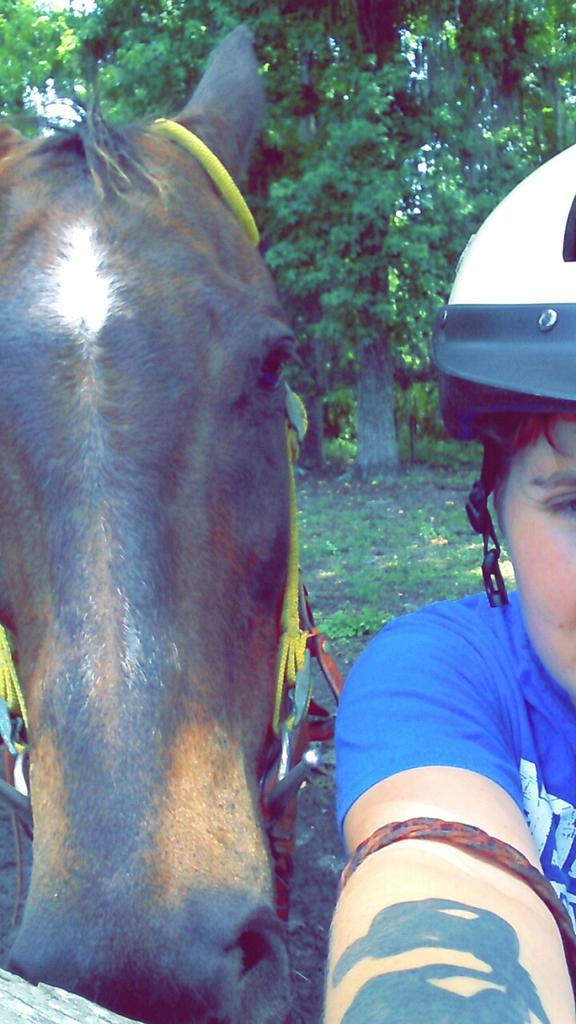 canchasing1988's tweet photo. #ftf #fallontaylorfriday #whatthehelmet @FallonTaylor3 http://t.co/pjLFQr1JEK