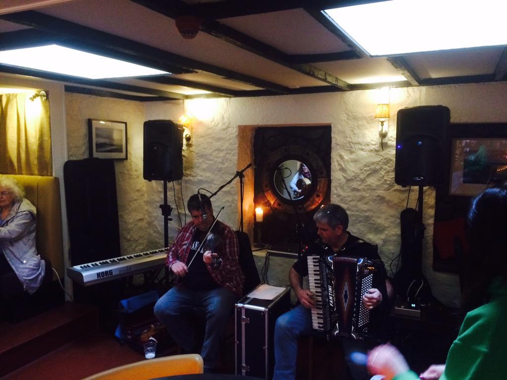 TheMishnish's tweet photo. The infamous Archie McAllister and his brother Alec are playing NOW! Don't miss out! #Mishnish #Tobermory http://t.co/stShz8FJcC