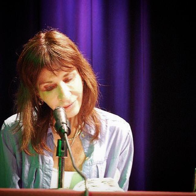 carlaguelfenbei's tweet photo. Leyendo las últimas palabras de El Quijote, hoy en el instituto cultural de España, en 1 maratón de 24 hrs de lectura http://t.co/suEFuR2vcO