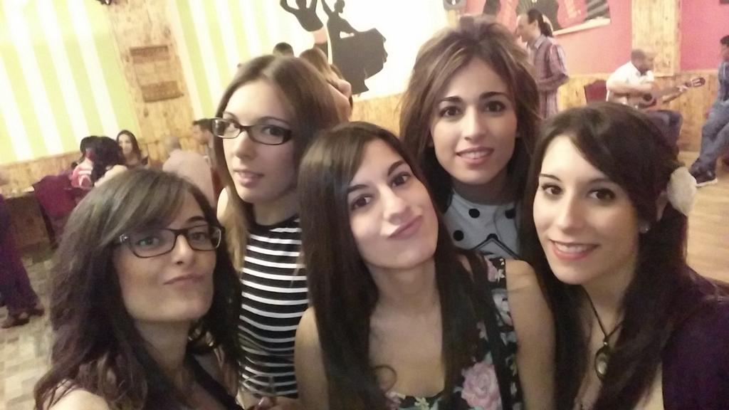 mireyalh5's tweet photo. Feria de abril parte 2 #finitas @Sannfdez11 @belenzl @belenro16 @laura_jm_to http://t.co/CsTlTWgqqh