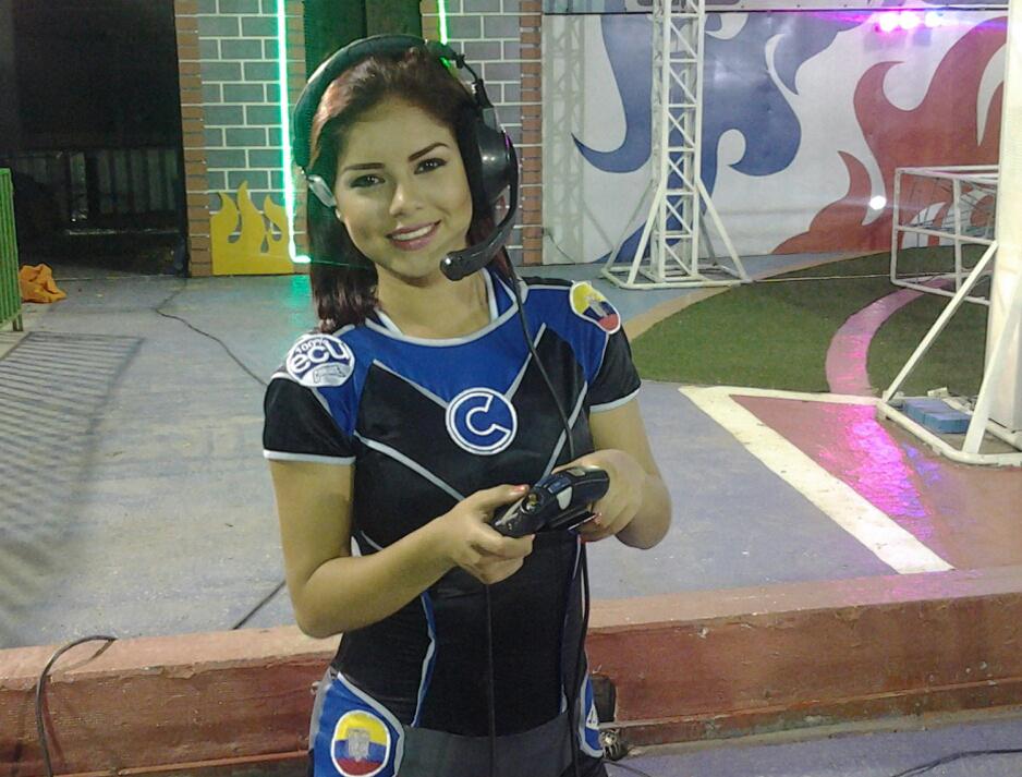 RTS_CombateEc's tweet photo. ¡@YeslyCombate, combatiente, reina de belleza y jefa de piso! ¿Qué tal? #CombateRTS http://t.co/69vR8jN3gE