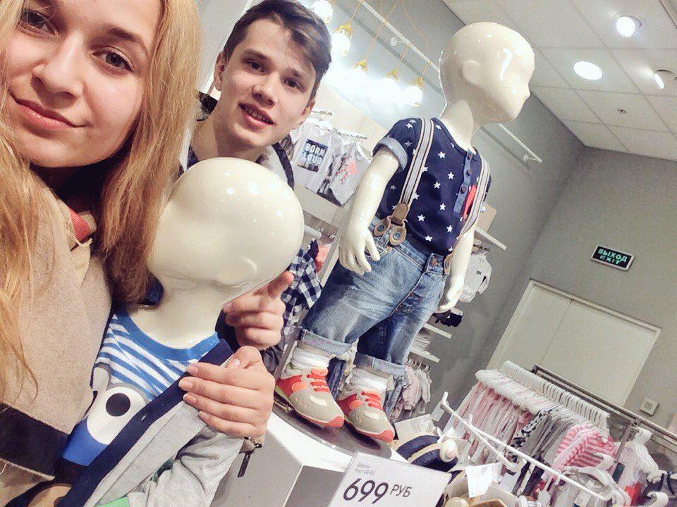 zhukovmaxiiim's tweet photo. Я и @verez_julia голову дома оставили. И детей своих в магазе оставили 🔫 #DAMNPARENTS 228 http://t.co/9Pl7wcYq9H