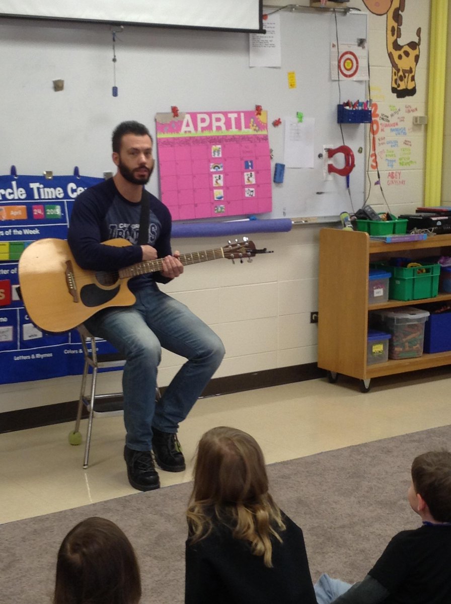 CG_IandC's tweet photo. Mystery Guest Senior Muench stopped in to host a Sing-a-long in Preschool today! Gracias Senor, #tomaunaclase http://t.co/Ilvt8cK9Hi