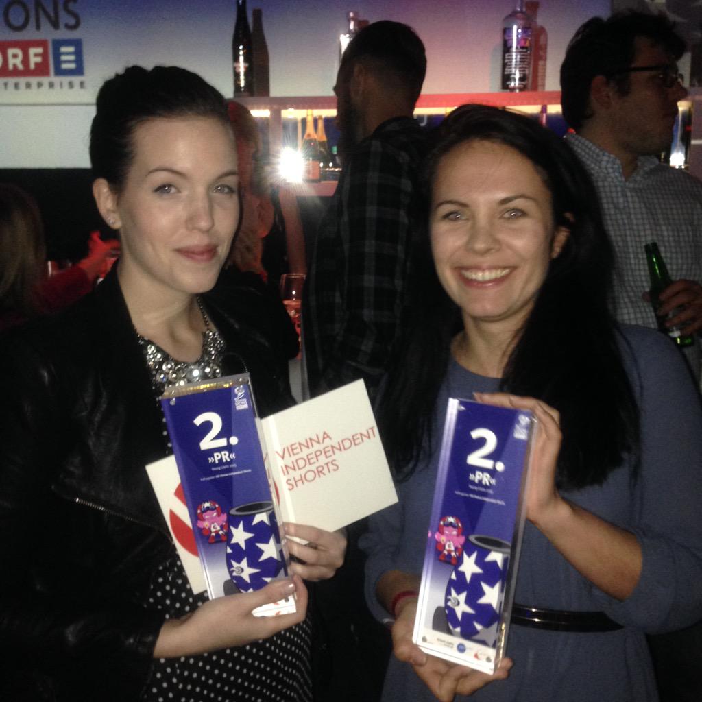 Unser Spitzenteam <a href="/AnnaNiedermayer/">Anna Niedermayer</a> und @BokeschJulia hat den zweiten Platz bei den #CannesYoungLions gewonnen!