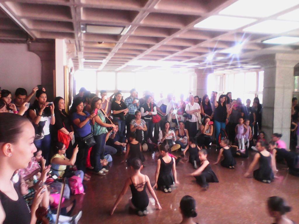 CarlosGarc1a's tweet photo. En el marco de la ruta del Arte y el Libro tuvimos la presentación del ballet nuevo jazz en @INMUCU! #MeridaCultural http://t.co/HNZjqTDabr