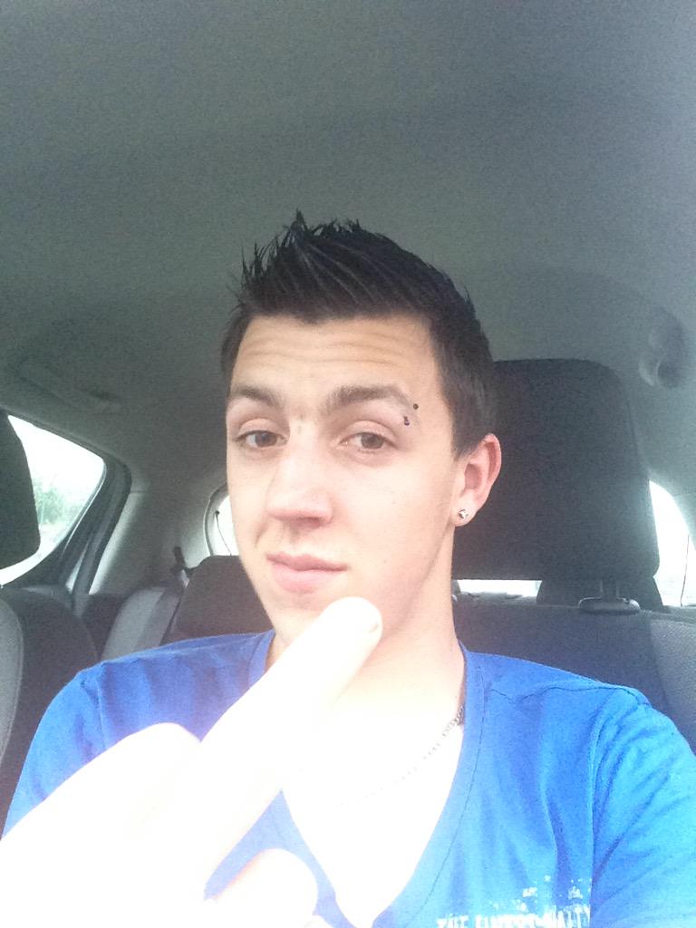 flowriansheguey's tweet photo. @cauetofficiel tu vois quoi ? Un doigt ? Γa veut dire que j suis bien cachΓ© π #Selfinger http://t.co/Pm1ktLUZnW
