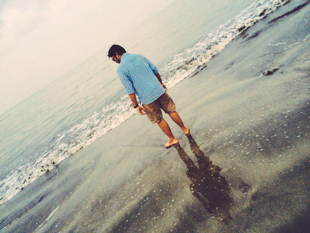 dharmitgogri's tweet photo. Sound of waves #soothing #cool #blue http://t.co/0qBz4suVB7