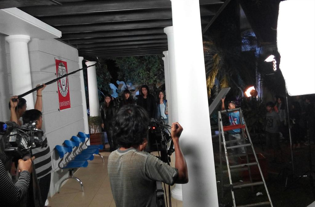 MDGco_'s tweet photo. halo! selamat dini hari.. kak @Arthur_Stefano lg syuting @ASPGGS loh.. Peranin karakter baru! penasaran? ditunggu ya! http://t.co/iMAGwwv096