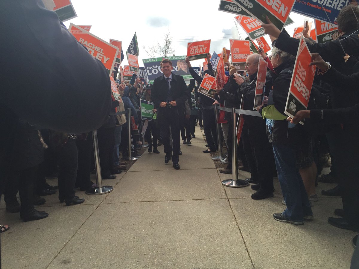 GlobalEdmonton's tweet photo. Latest poll shows Wildrose, NDP ahead of Alberta PCs http://t.co/JejgfpaKe9  #abvote #abpoli http://t.co/SZUoJkPITc