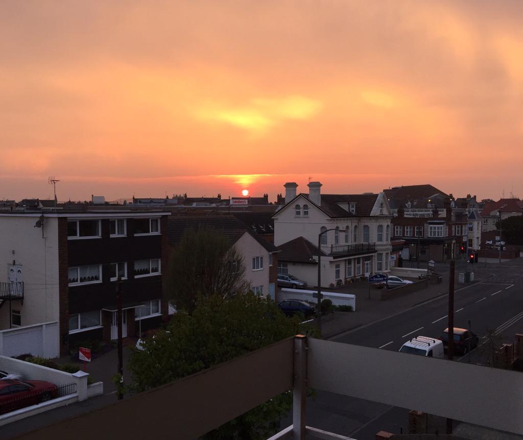 tubbziee's tweet photo. lovely sunset 😍 http://t.co/mGNAaXIKqD