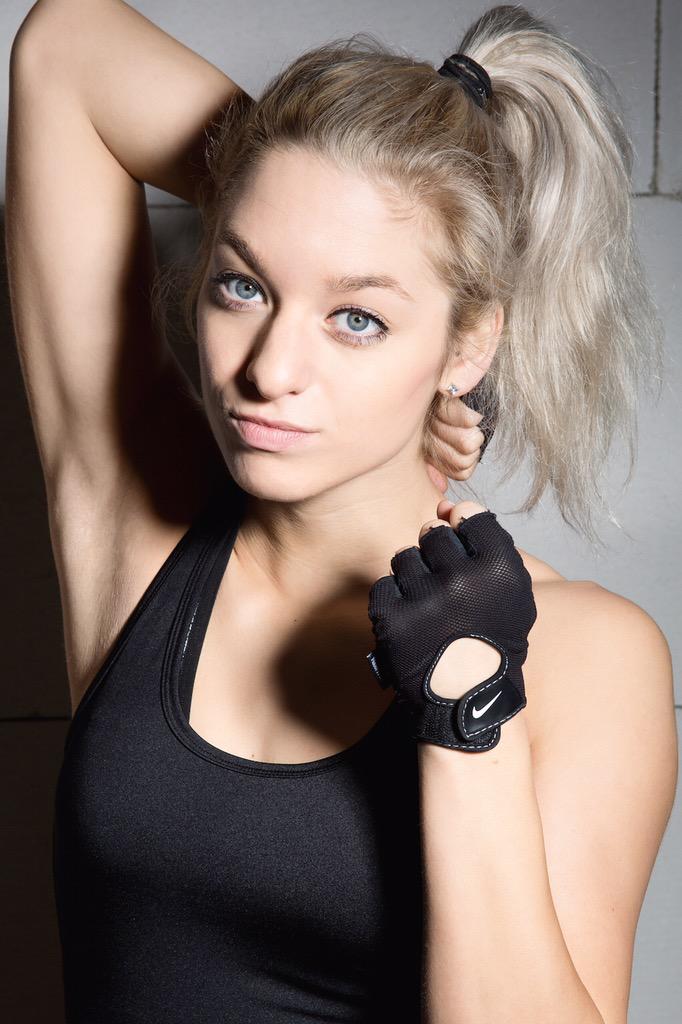 IndivCasteren's tweet photo. 'We all have a fighter in us' #passie #fitness #fitgirls #strongwomen #PT http://t.co/OSFNL6garV