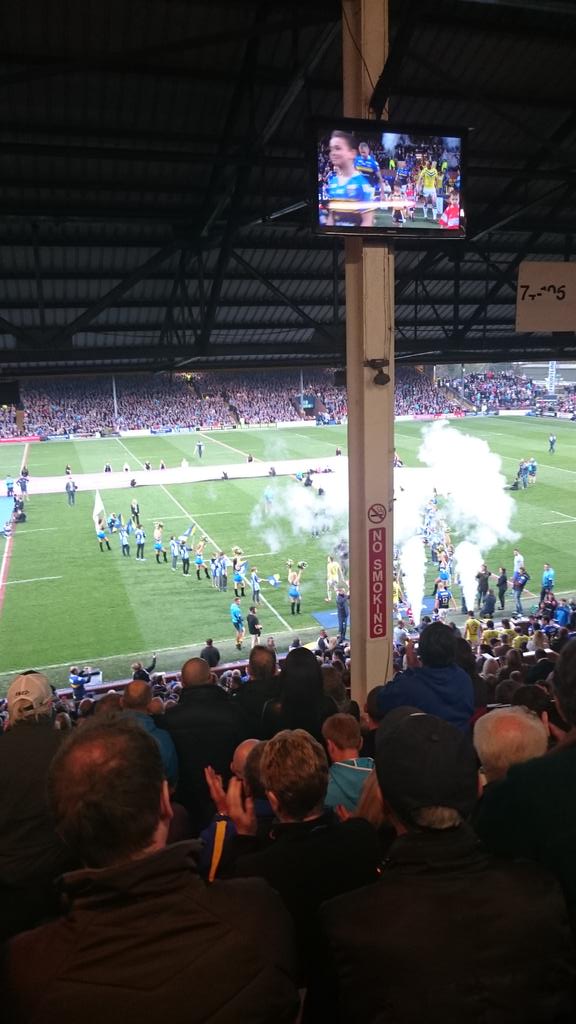 jonny_brownlee's tweet photo. Great to be back at Headingley watching @leedsrhinos. I miss it when I am away racing http://t.co/JkOJh2x5GK
