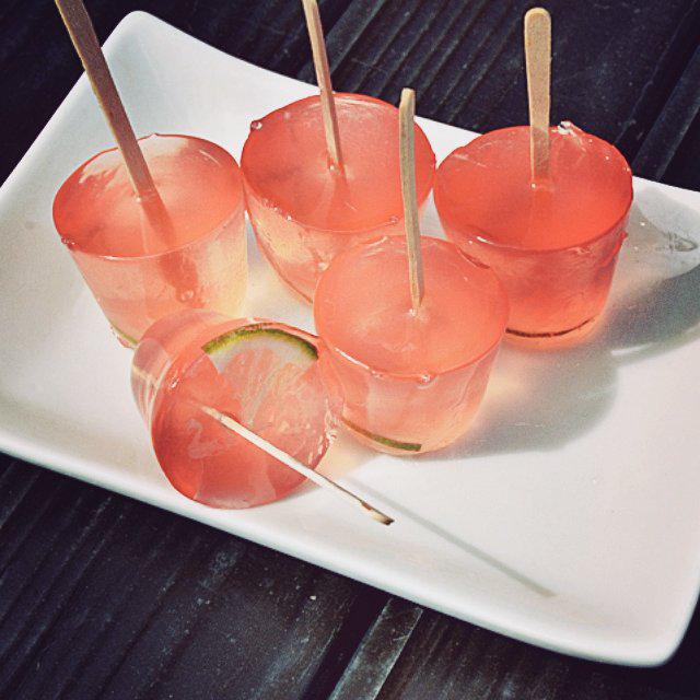 amysplaceri's tweet photo. Get out of the city and visit our other spot @Squarepegwarren down by the water. Jello shot night! http://t.co/gt9C4SZOe1