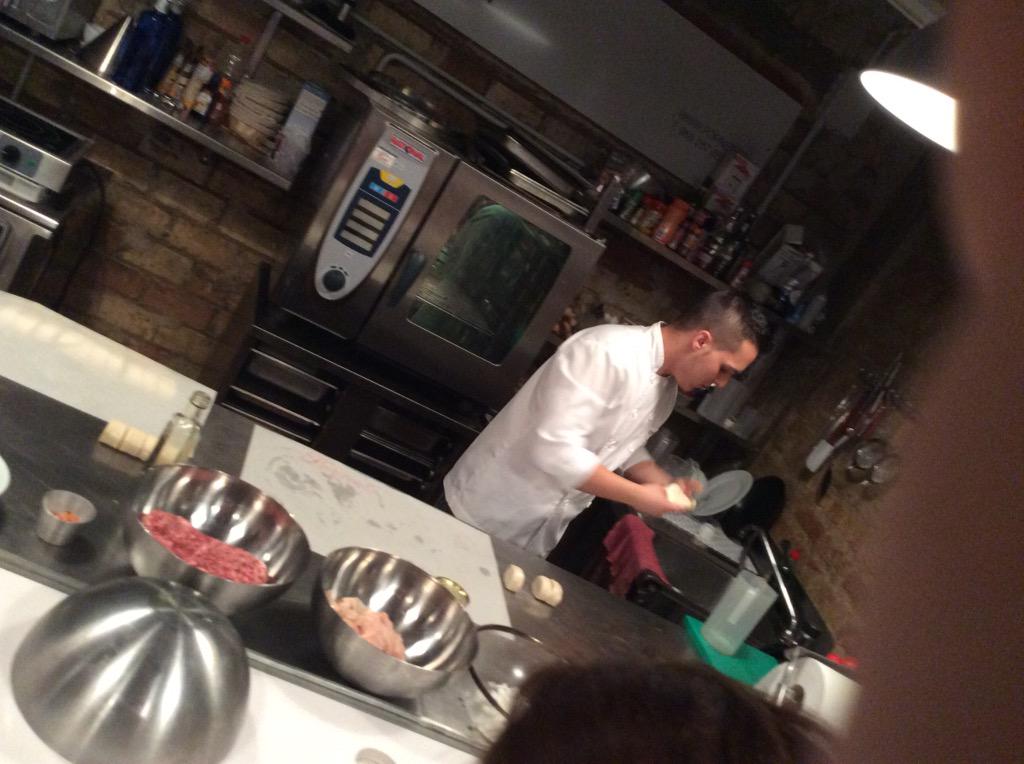 pfppiedra's tweet photo. Qué flipe aprender a hacer Pasteles de carne en @elGastroTaller con @mazon87alex http://t.co/vvKzkZT7Nb