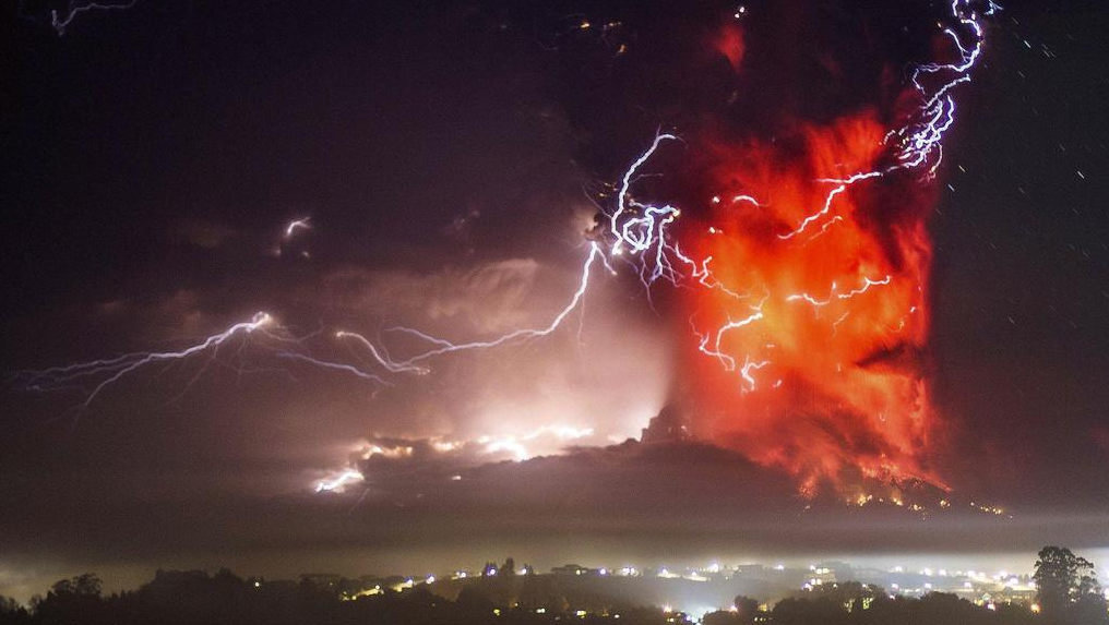 Telemundo's tweet image. La sorpresiva erupción del #volcán #Calbuco en imágenes → tlmdo.co/1KdDsBF