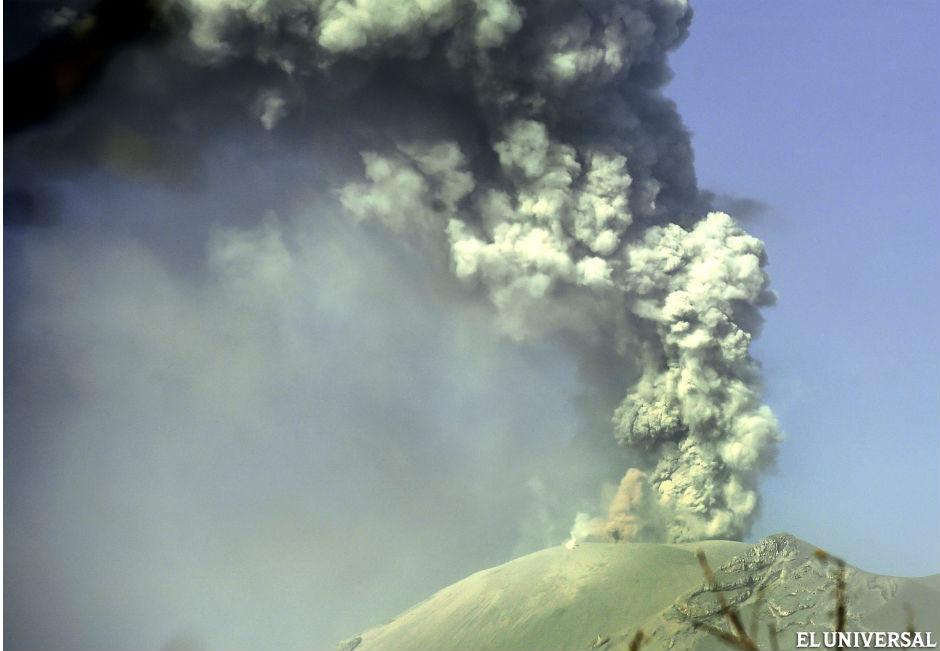 ElUniversal's tweet image. Erupción volcánica del #Calbuco deja pueblos fantasmas en el sur de #Chile tinyurl.com/mdtoyky