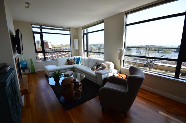 PESVictoria's tweet photo. The #belvedere #subpenthouse recently re-furnished. Simply #beautiful. Weekly and monthly stays available #yyj http://t.co/6nJqqxsflN
