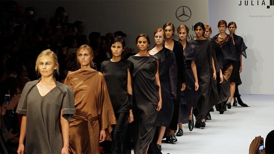 voguelatam's tweet image. La inspiración detrás y el desfile de @juliayrenata en #VogueTV buff.ly/1Jmchaf