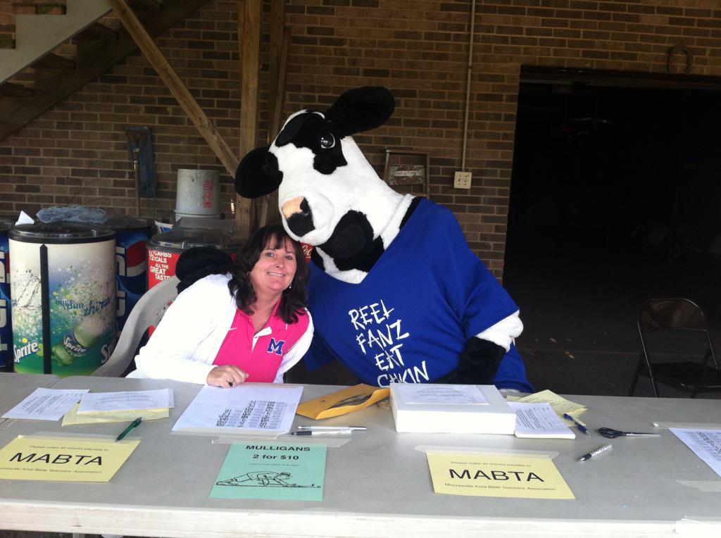 KathyHBlack's tweet photo. A special visitor came to the MABTA golf tournament!  Thank you Chick-fil-A. #chickfilacowisthebest http://t.co/SRdgB0qPKv