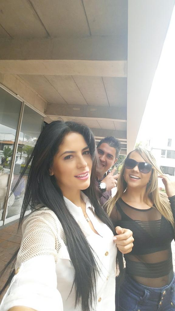 JuAnReRa's tweet photo. Caracol TV😆 http://t.co/Lso4FFuqKf