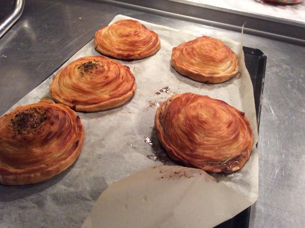 elGastroTaller's tweet photo. Increíble y genial #tallerdepastelesdecarne @mazon87alex Un flipe http://t.co/bB4oHvkhYw