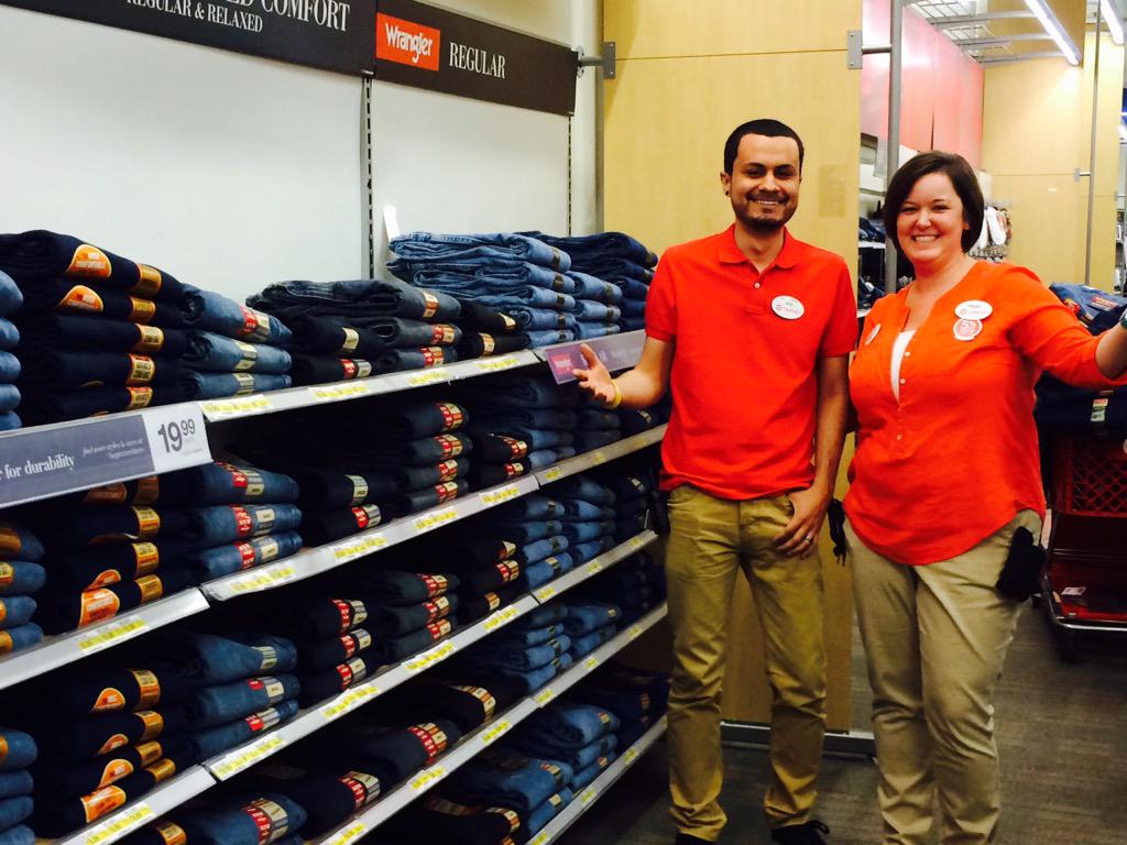 Kristan27831397's tweet photo. Megan &amp; Jose driving SL sales and Joey at T279 #digitalsalesdriver! #R100guestfirst @puglise14 @mirates55 @MegRutkow http://t.co/NUMMoObRQT