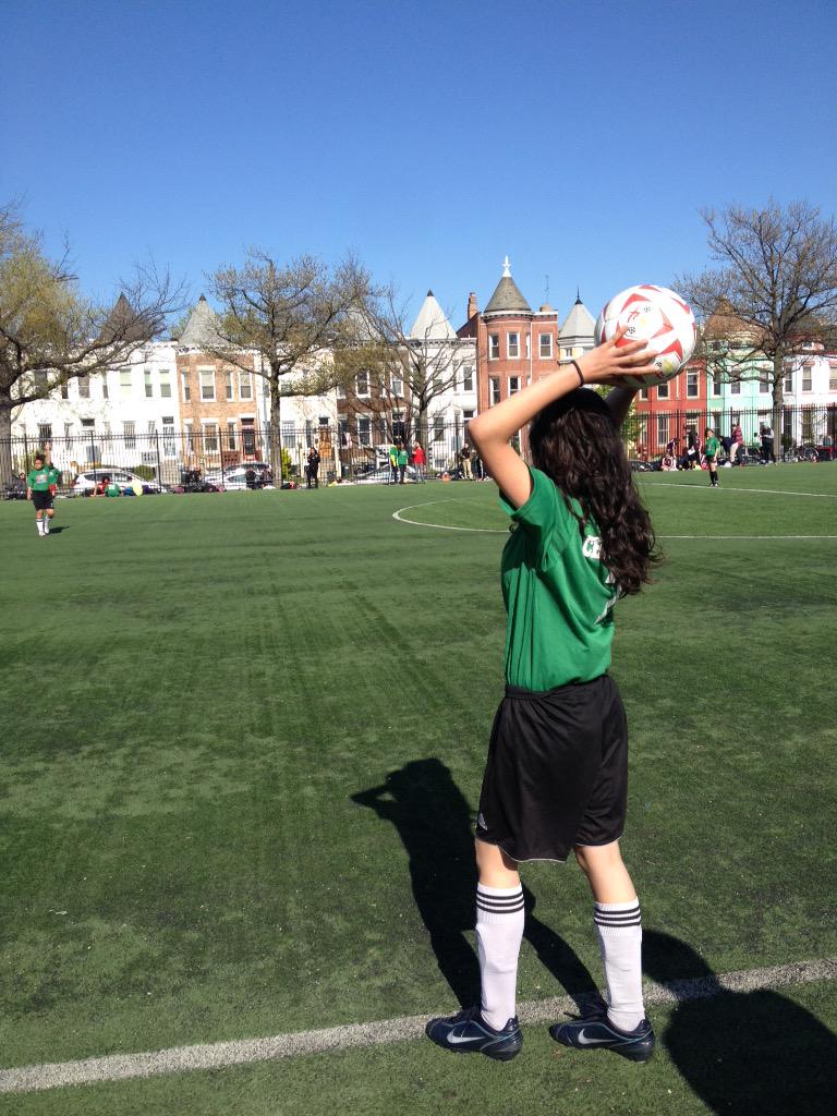 DCSCORES's tweet photo. .@ChavezPrep_NW vs. Lincoln girls' game is intense! You go girls! #DCSGameDay http://t.co/XtYNxy0mlv